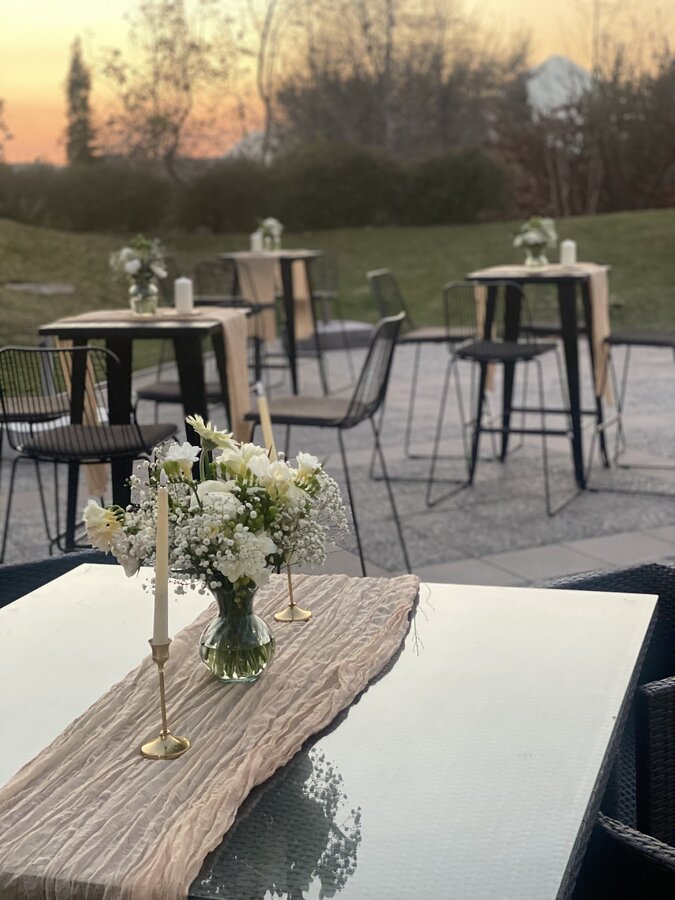 Montaje de mesas para evento al atardecer