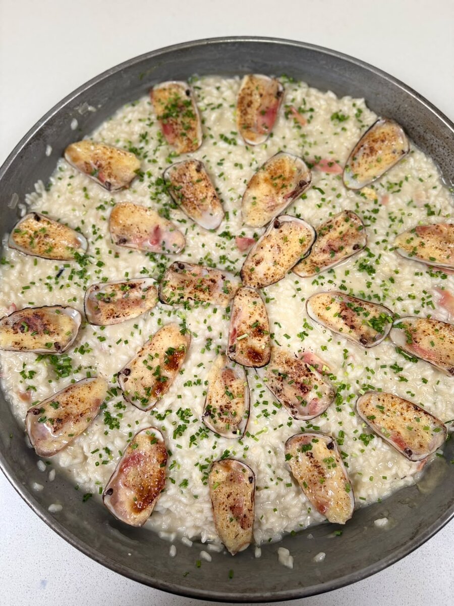 Risotto de machas a la parmesana cocinado en disco